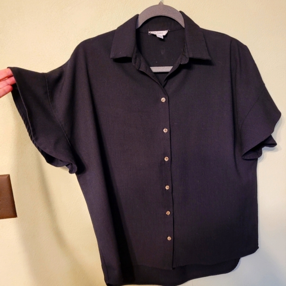 le Kate Button-down Dressy 100% polyester top. Small